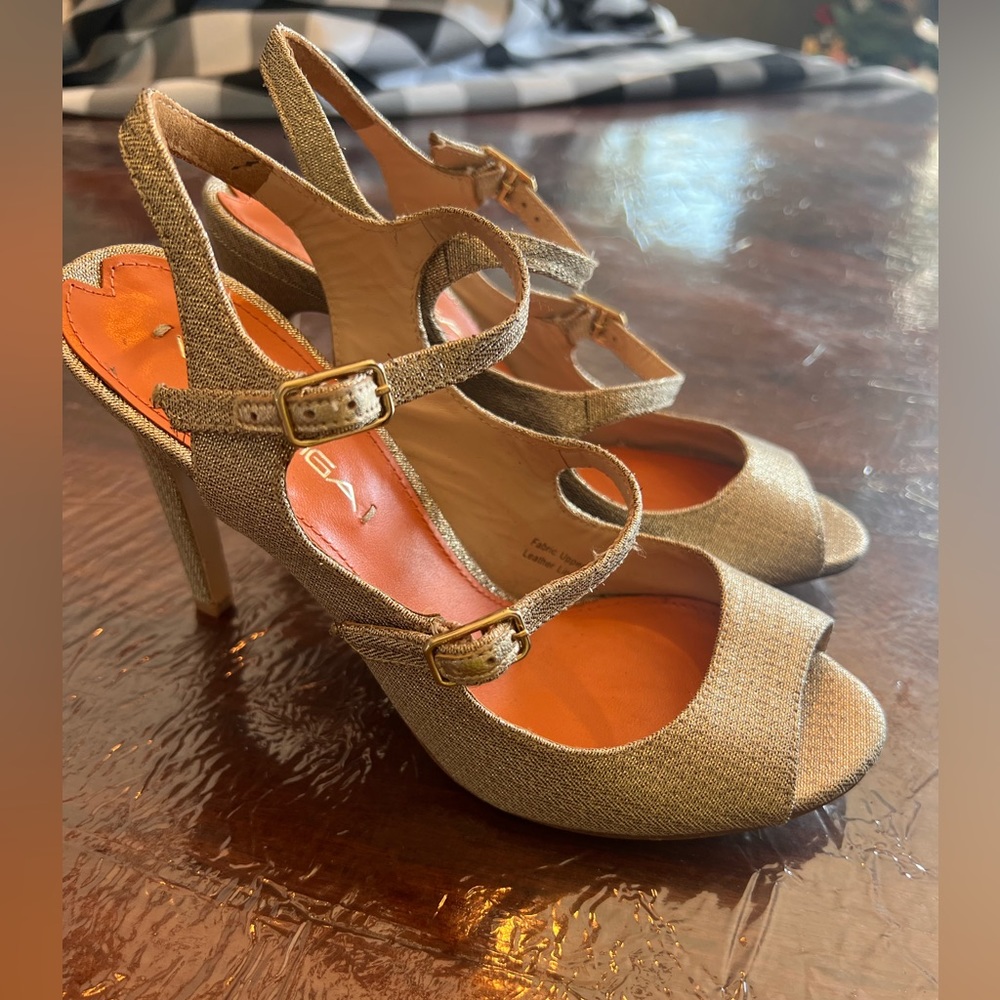 Gorgeous gold metallic strappy heals